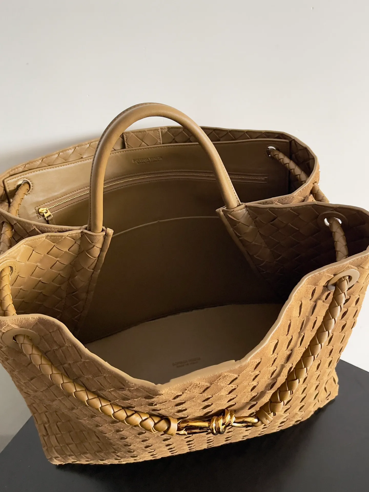 Batch 3760 Recently, the same style of bag that celebrities love is both high-end and practical. Michelle Yeoh, Kim Namjoon, Jing Boran, Tong Liya, Sun Qian, Wu Qianyu, Du Juan, Ma Yili and Bai Baihe are all carrying Bottega Veneta summer series Andiamo handbags. Andiamo has a simple structure and rounded lines. The whole piece is made of Nappa leather. It is comfortable, soft and dynamic. It adds interest to daily life and can be easily matched with various styles. Andiamo handbags are available in three sizes: small, medium and large. There are many colors to choose from, which can meet different needs. You can really carry it whether it is daily or attending events. Style number: 743575 Size: 45*22*34cm